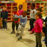 Andiamo a visitare le classi. In una ci accolgono sorridenti 13 bambini...